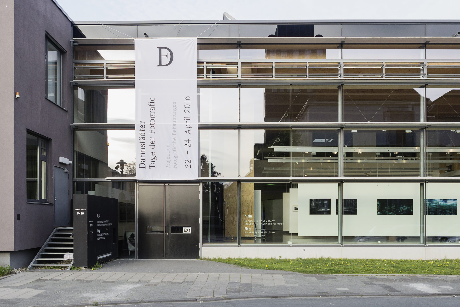 Foto: Eingang der Hochschule Darmstadt, Fachbereich Gestaltung